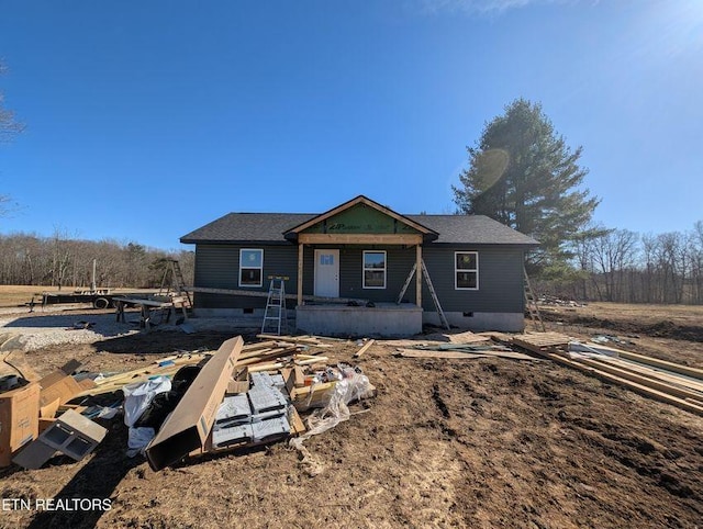 view of front of property featuring crawl space