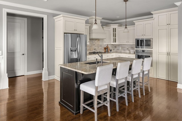 kitchen featuring stainless steel appliances, a sink, dark wood-style floors, tasteful backsplash, and crown molding