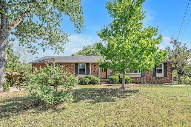 ranch-style house featuring a front lawn and brick siding