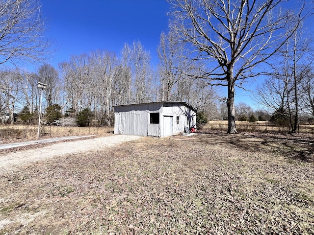 view of yard featuring an outbuilding