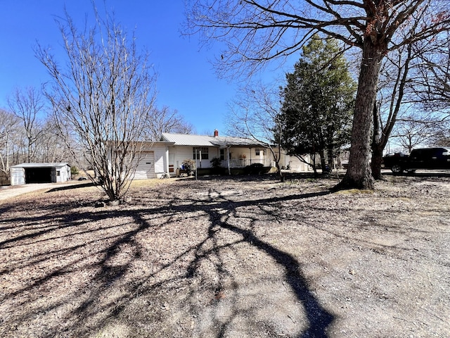 view of front of property featuring driveway