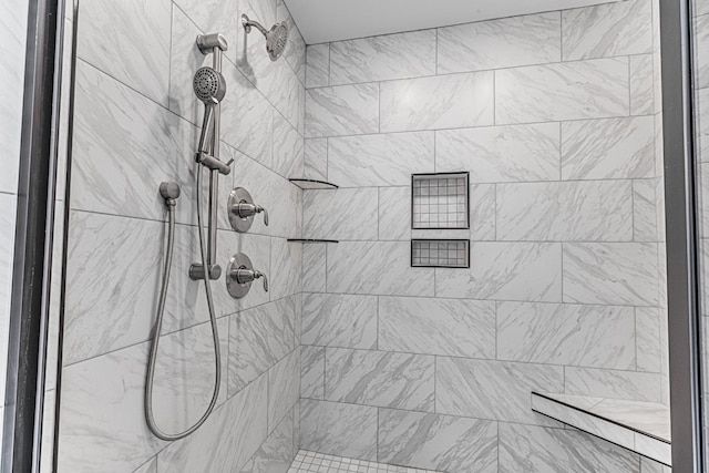 bathroom featuring tiled shower