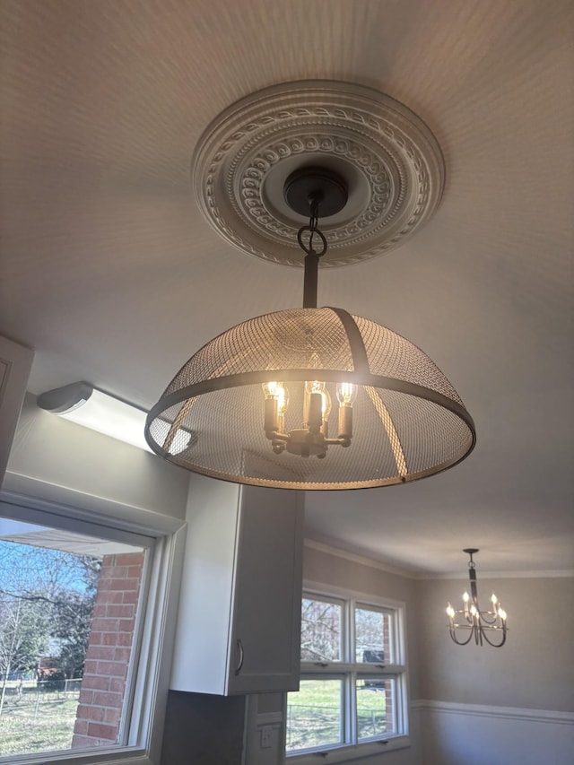 room details with ornamental molding and an inviting chandelier