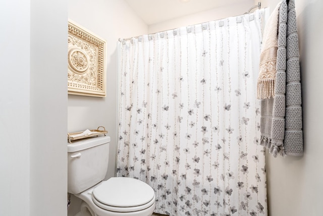full bathroom featuring a shower with curtain and toilet