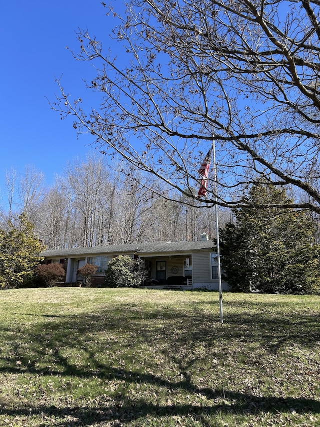 view of front of home featuring a front yard