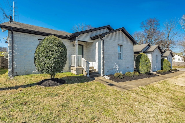 view of side of property featuring a lawn