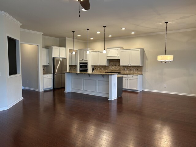 1012 Wooden Gate Dr, Franklin, TN 37064 - kitchen with stainless steel appliances, a ceiling fan, white cabinetry, decorative backsplash, and recessed lighting