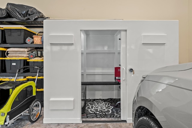 garage with washer / clothes dryer