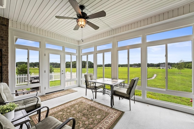 sunroom / solarium featuring ceiling fan