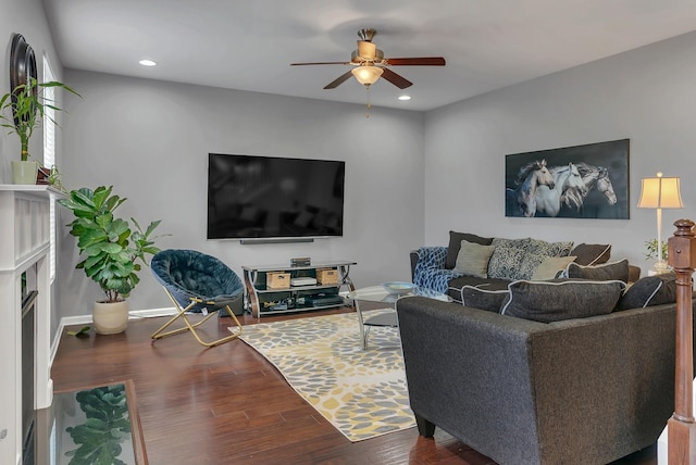 living area featuring a ceiling fan, recessed lighting, baseboards, and wood finished floors