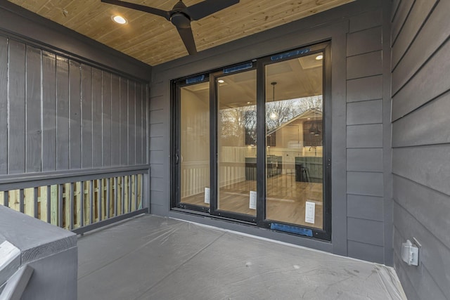 property entrance featuring a ceiling fan