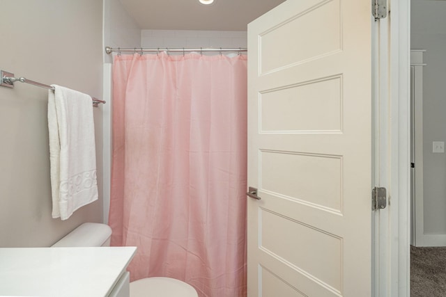 bathroom featuring a shower with curtain, vanity, and toilet