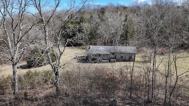 birds eye view of property featuring a wooded view