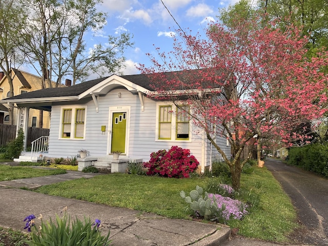 view of front of house featuring a front yard