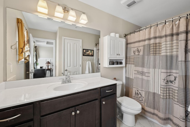 full bathroom featuring toilet, visible vents, a shower with shower curtain, and vanity