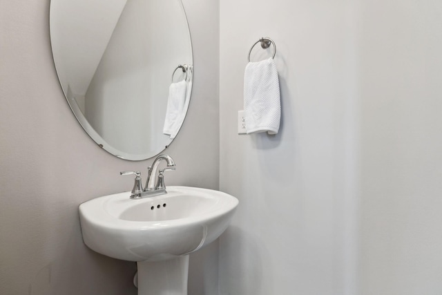 bathroom featuring a sink