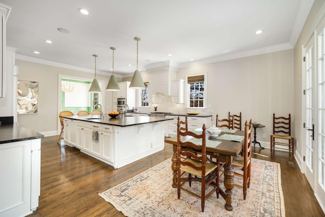 dining room featuring dark wood-type flooring, recessed lighting, ornamental molding, and baseboards