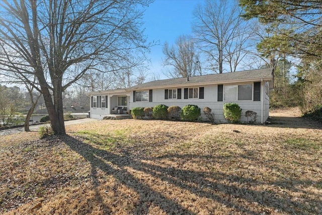 ranch-style home with a front yard