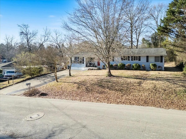 ranch-style home featuring driveway