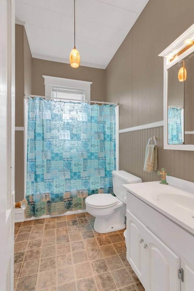 bathroom with vanity, a shower with shower curtain, and toilet