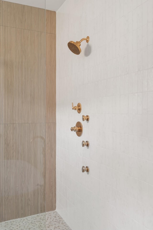 room details featuring tiled shower