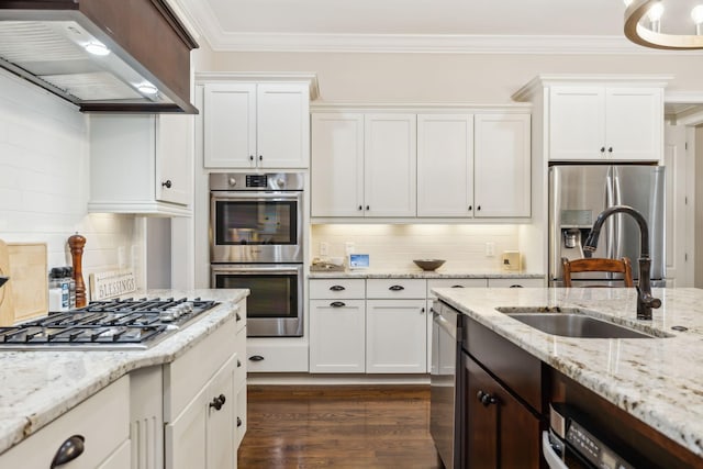 kitchen with stainless steel appliances, a sink, range hood, dark wood-style floors, and crown molding