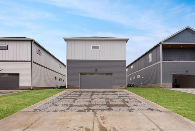 view of front of property featuring a garage and a front yard