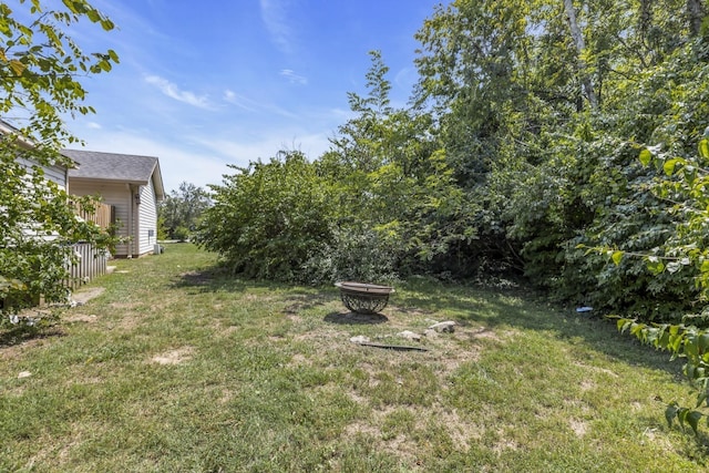 view of yard featuring an outdoor fire pit