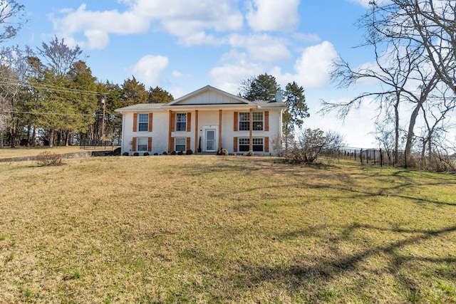 view of front of property featuring a front lawn