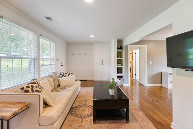 living room featuring light wood-style floors, visible vents, baseboards, and recessed lighting