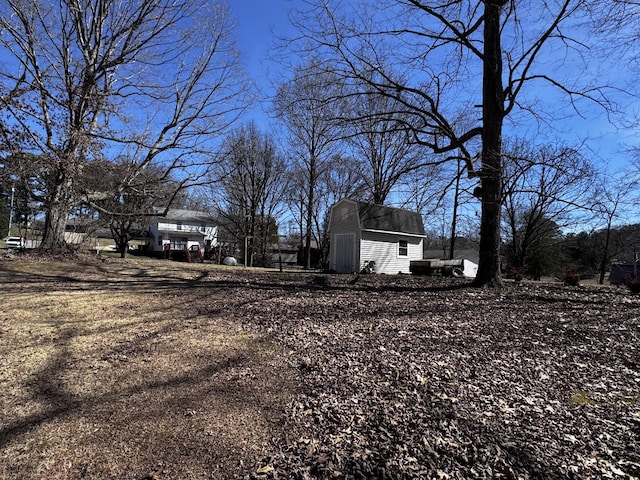 view of yard featuring an outdoor structure