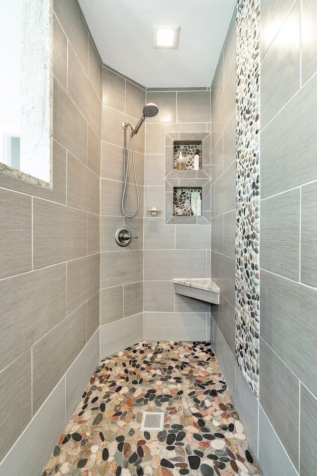 full bathroom featuring tiled shower