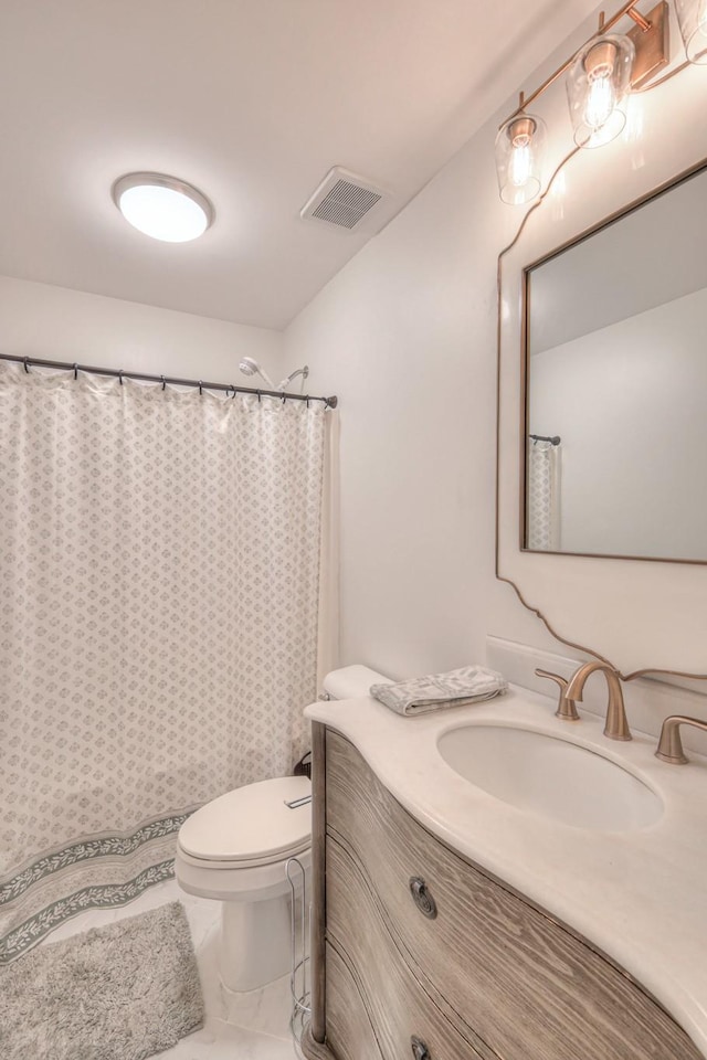 bathroom featuring toilet, curtained shower, visible vents, and vanity