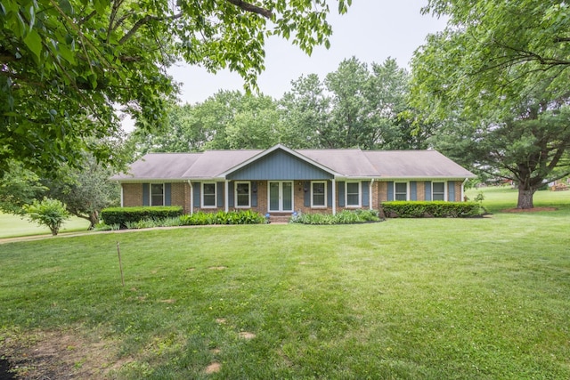 ranch-style home featuring brick siding and a front lawn