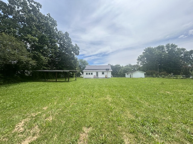 view of yard with an outbuilding