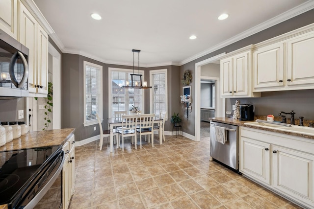 kitchen with recessed lighting, stainless steel appliances, a sink, baseboards, and ornamental molding