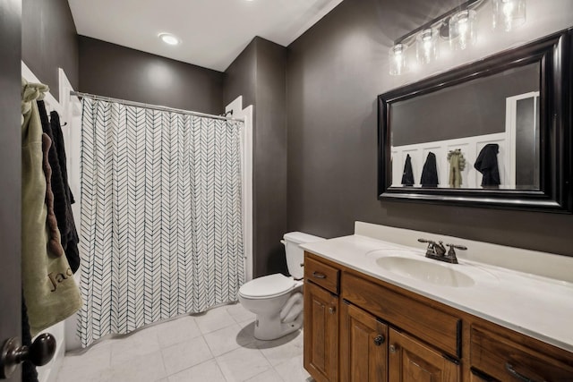 full bathroom featuring toilet, tile patterned floors, a shower with curtain, and vanity