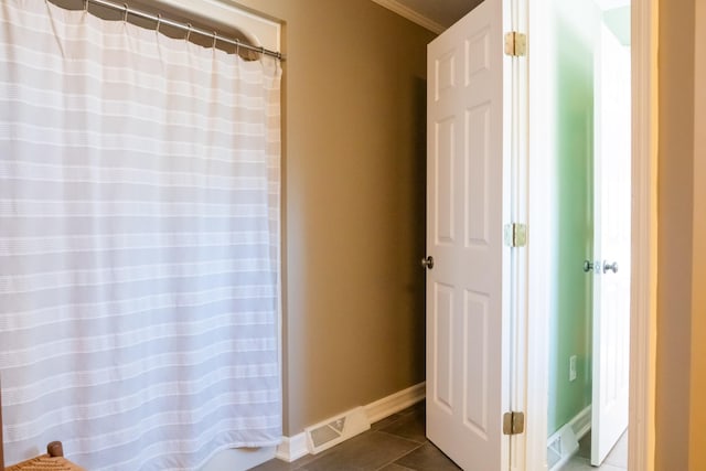 bathroom featuring tile patterned floors, visible vents, baseboards, a shower with curtain, and crown molding