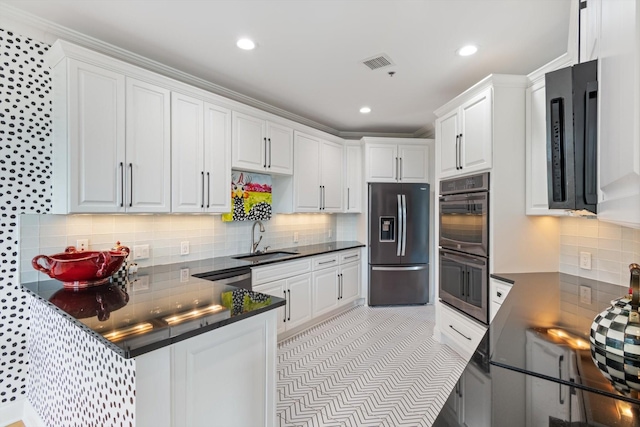 kitchen featuring visible vents, double oven, a sink, a peninsula, and stainless steel fridge with ice dispenser