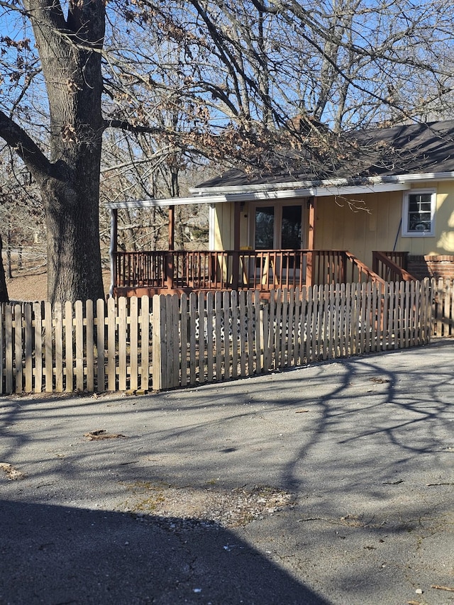 view of front facade featuring a fenced front yard