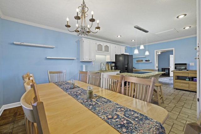 dining space featuring recessed lighting, crown molding, and baseboards