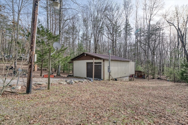 view of outdoor structure featuring an outbuilding