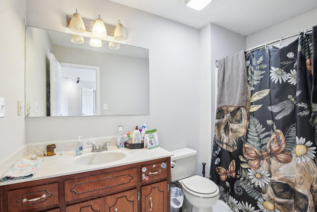 full bath featuring a shower with shower curtain, vanity, and toilet