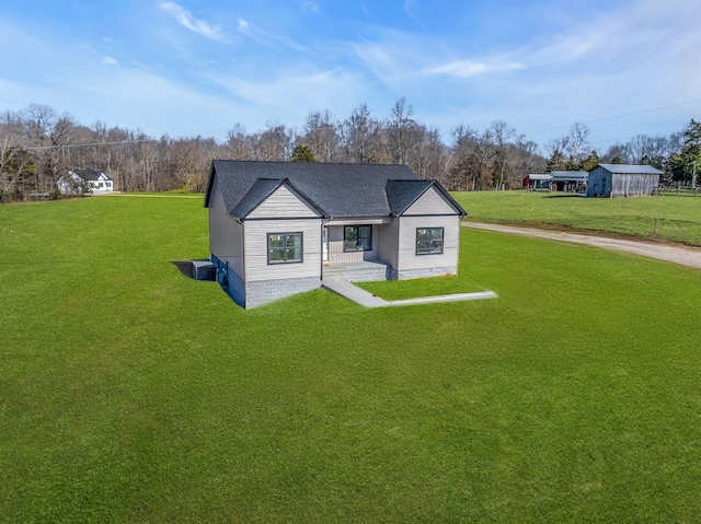 view of front of home featuring a front lawn and roof with shingles