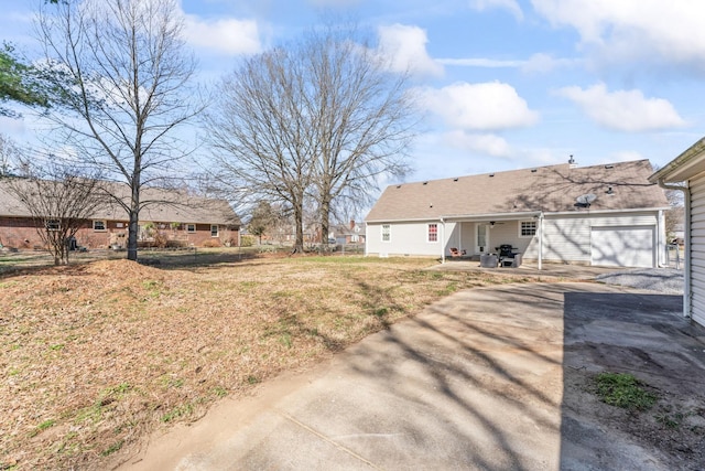 view of yard with driveway