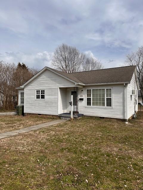 single story home featuring roof with shingles, a front lawn, and crawl space