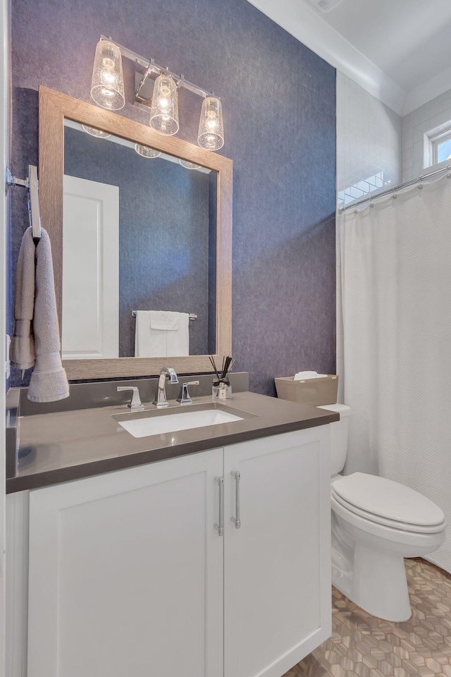 bathroom with a shower with curtain, vanity, and toilet