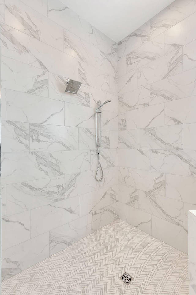 details featuring tiled shower