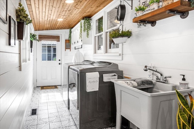 laundry room with laundry area, visible vents, wooden ceiling, independent washer and dryer, and recessed lighting