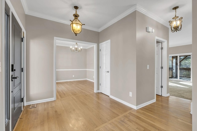 foyer with a chandelier, visible vents, baseboards, light wood-style floors, and crown molding